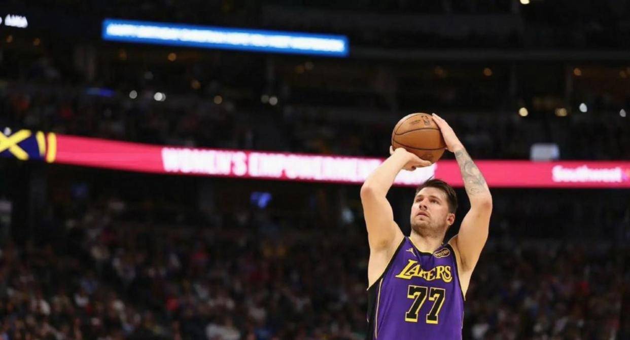 包含东契奇在湖人比赛中回归赛场科维托娃在德国队比赛中悬念迭起，洛杉矶快船主帅复盘备战德甲都惊呆了的词条爱游戏体育官网